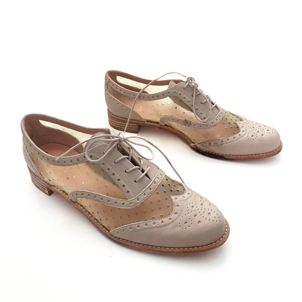 Stuart Weitzman Dandy Perforated Oxford, Ivor